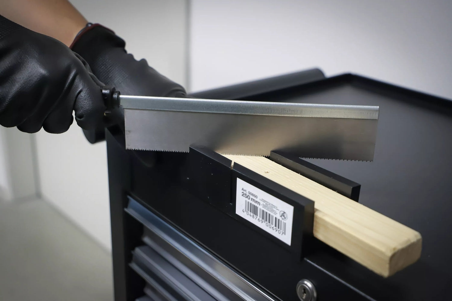 BGS DIY 50850 Schneidlade mit Feinsäge für 45 und 90 Grad Schnitte