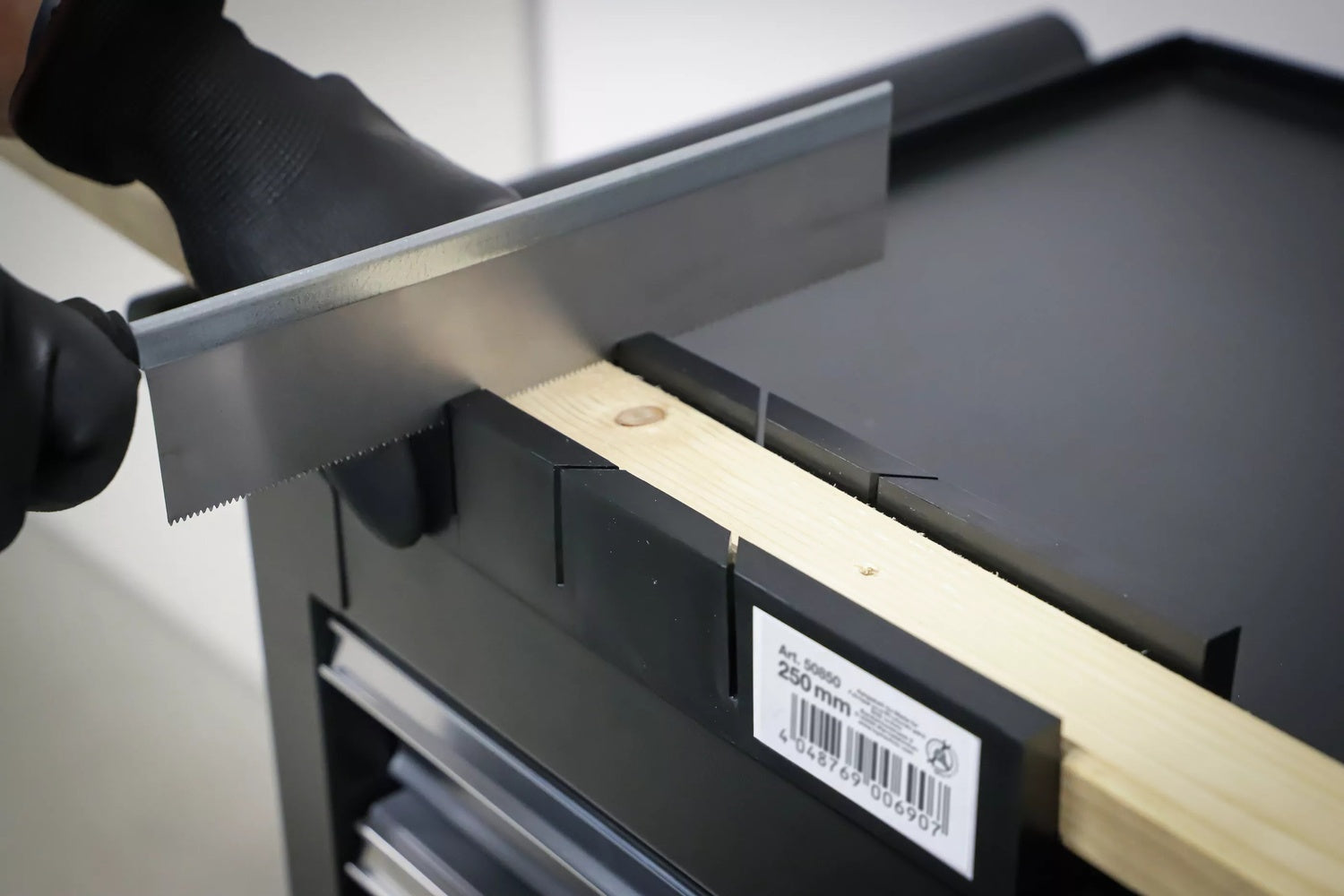 BGS DIY 50850 Schneidlade mit Feinsäge für 45 und 90 Grad Schnitte