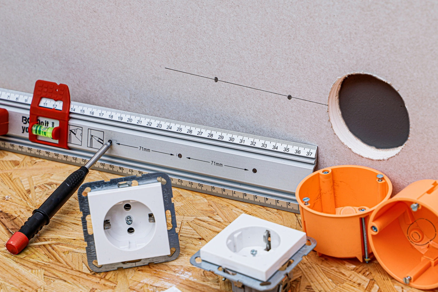 BGS DIY 50866 Schneidlineal Markierlineal mit Griff und Wasserwaage Länge 750mm