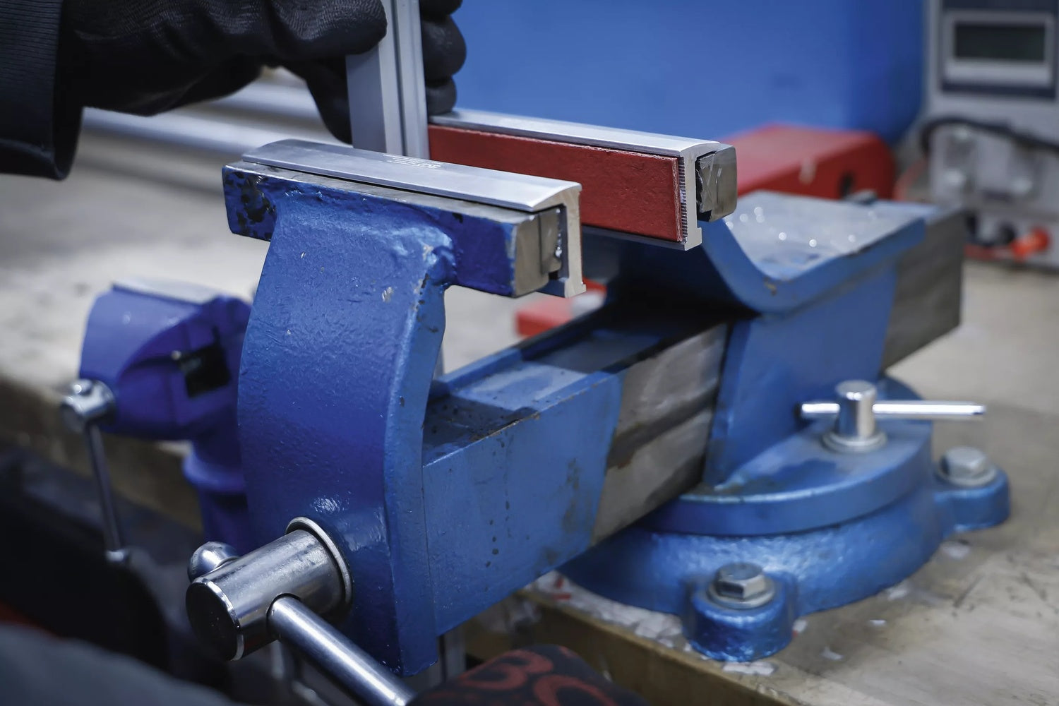 BGS 6798 Satz Schraubstock Schutzbacken aus Aluminium Breite 100mm mit Kunststoffauflage in rot 2 teilig