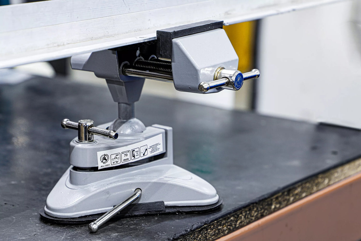 BGS DIY 71017 Tisch Schraubstock schwenkbar Backen 70mm mit Vakuum Saugfuß