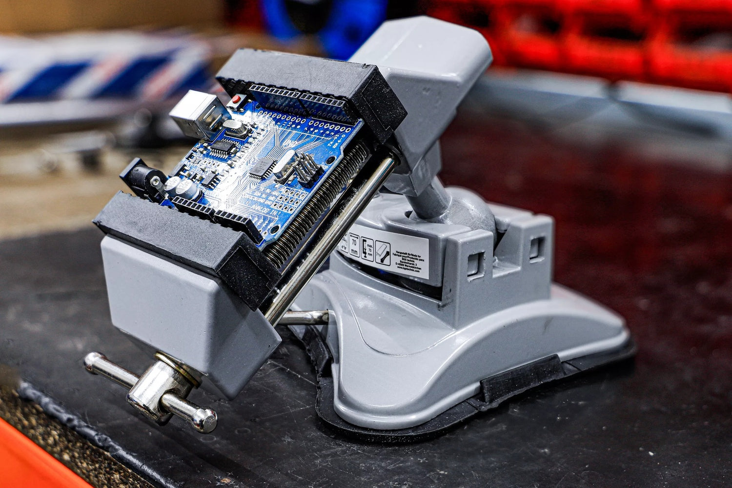 BGS DIY 71017 Tisch Schraubstock schwenkbar Backen 70mm mit Vakuum Saugfuß