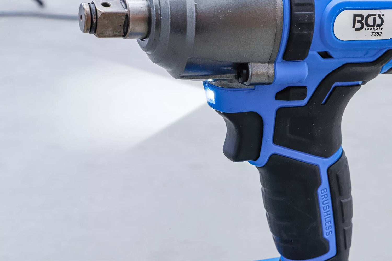 BGS 7392 Satz Akku Schlagschrauber bürstenlos mit Akku & Schnell Ladegerät 400Nm 18 Volt