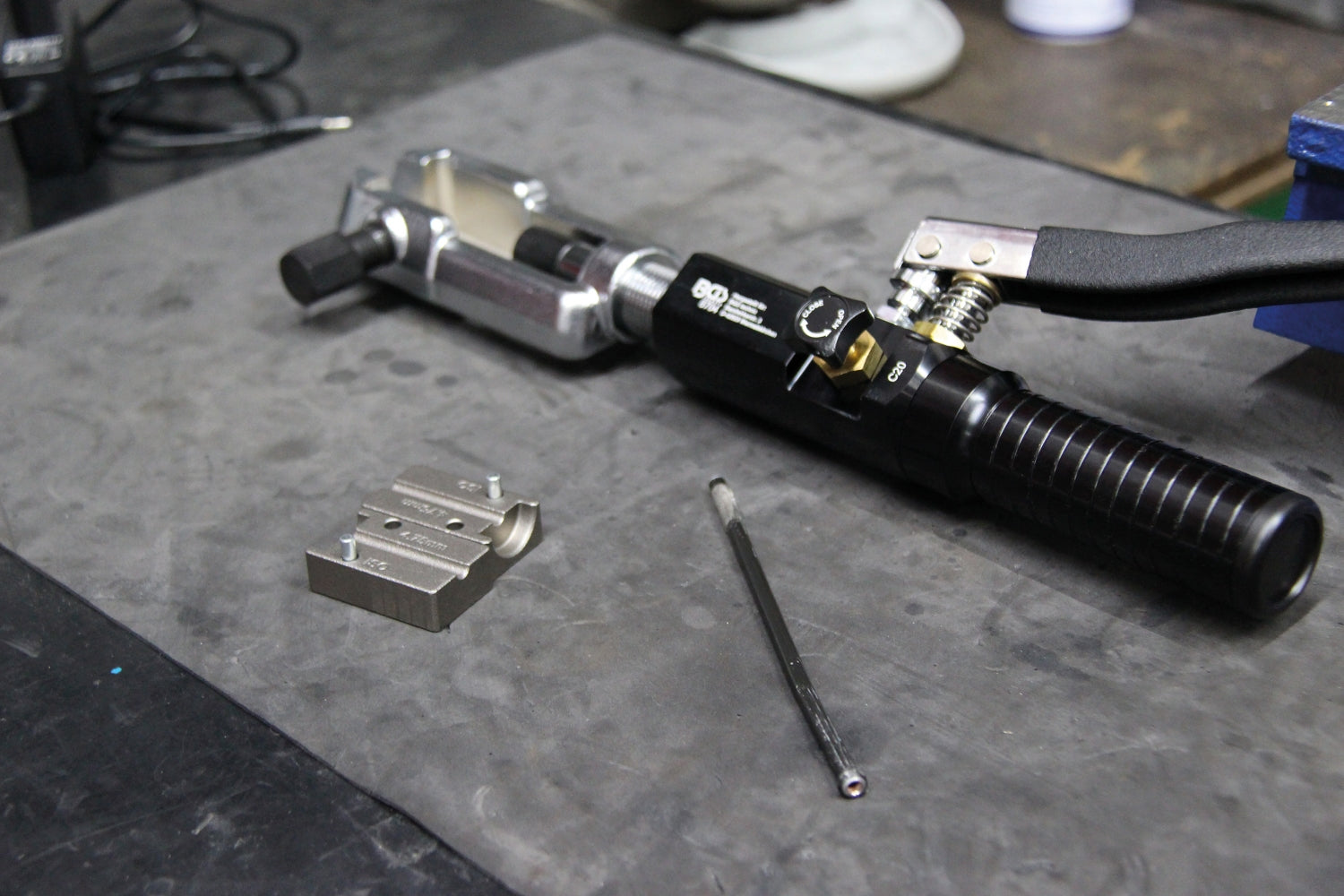 BGS 8704 Hydraulisches Bördelgerät für Brems-, Klima-, Getriebe Leitungen