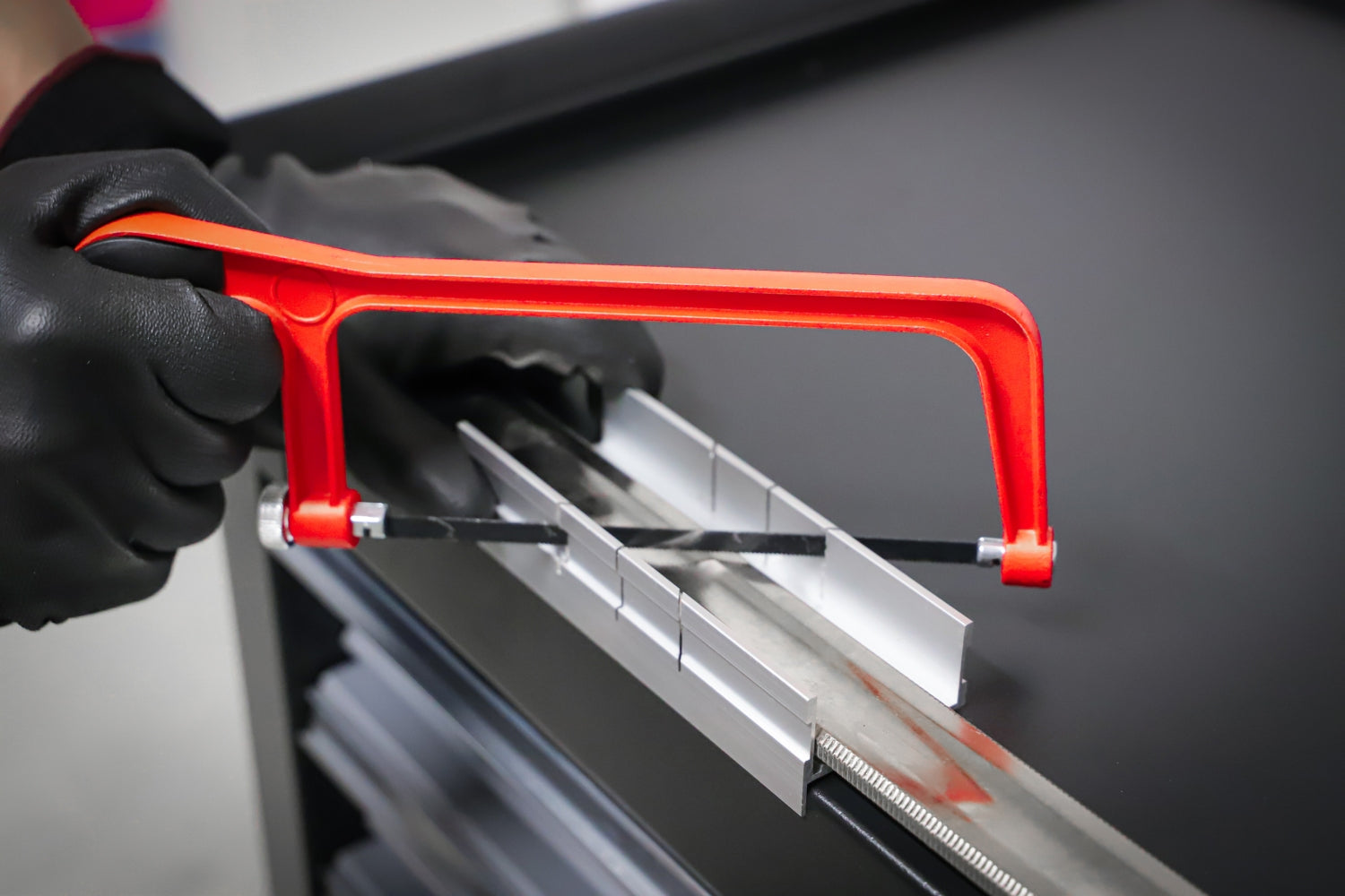 BGS DIY 2082 Aluminium Sägebogen inklusive Schneidlade und Sägeblatt Länge 150mm