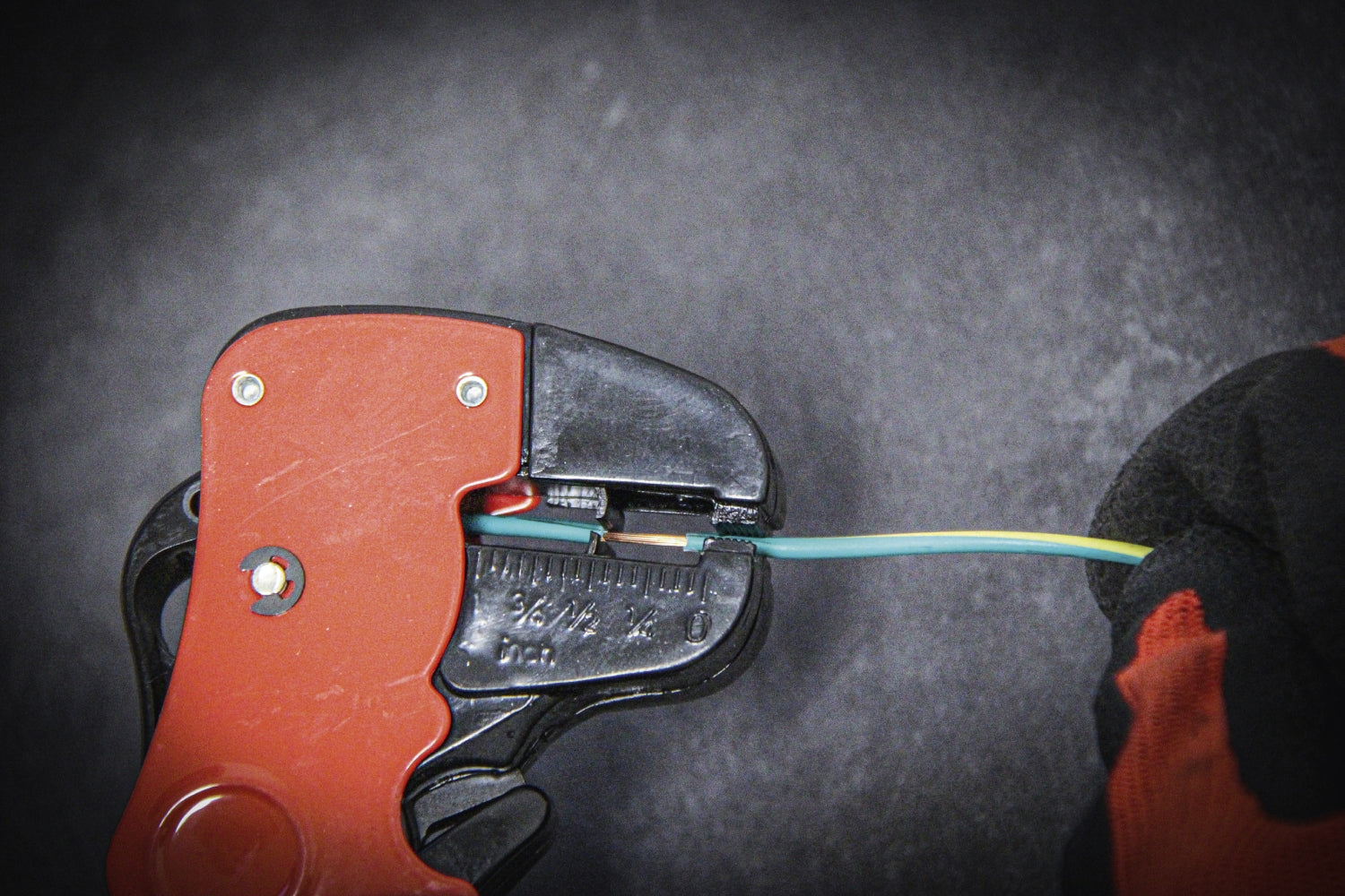 BGS DIY 441 Abisolierzange automatisch für Kabelquerschnitte Ø 0,5 - 8mm² Länge 175mm