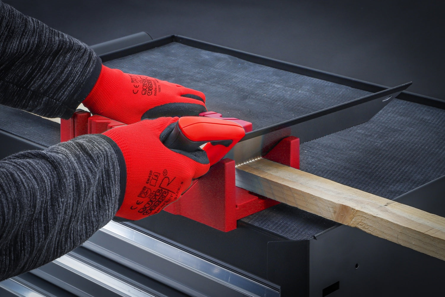 BGS DIY 50845 Gehrungslade aus Kunststoff 300 x 130 x 80mm mit Rückensäge