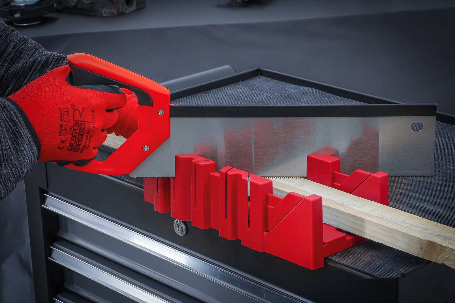 BGS DIY 50845 Gehrungslade aus Kunststoff 300 x 130 x 80mm mit Rückensäge