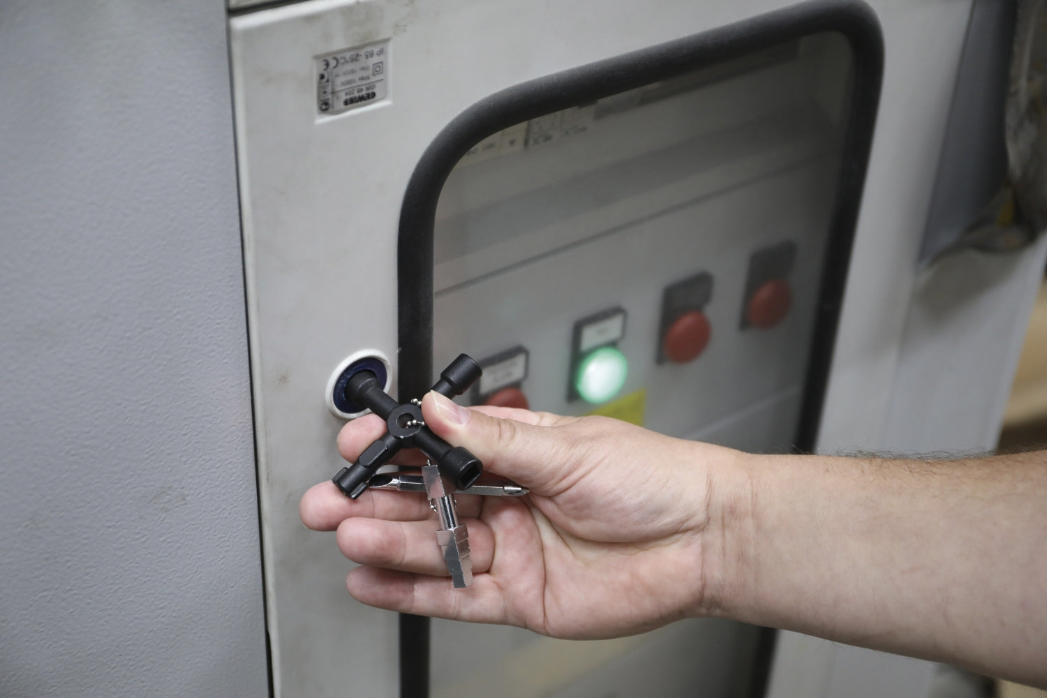 BGS DIY 9805 Universal Schlüssel für Schaltschränke Schaltanlagen