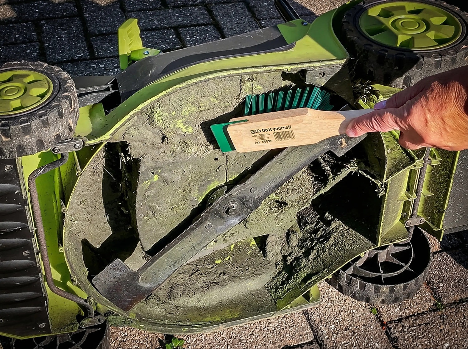 BGS DIY 50922 Rasenmäher Bürste mit Schaber Rasenmäher Reinigung