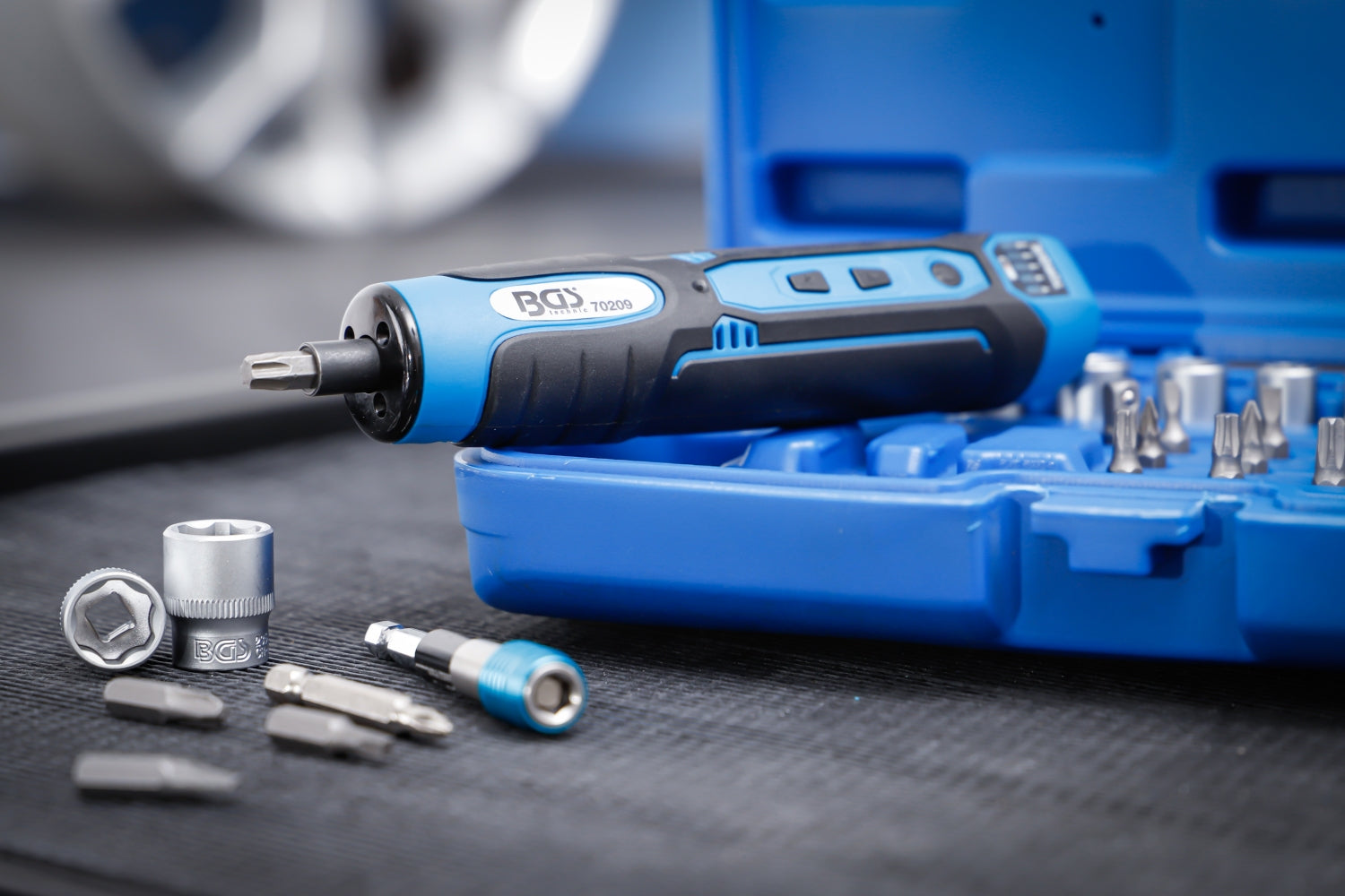 BGS Satz 70209 Akku Schraubendreher inklusive Bitsätzen und Steckschlüsselsätzen 41 teilig