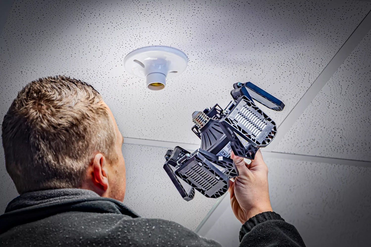 BGS DIY 90102 LED Garagenleuchte 180 Watt Beleuchtung Garage Werkstatt