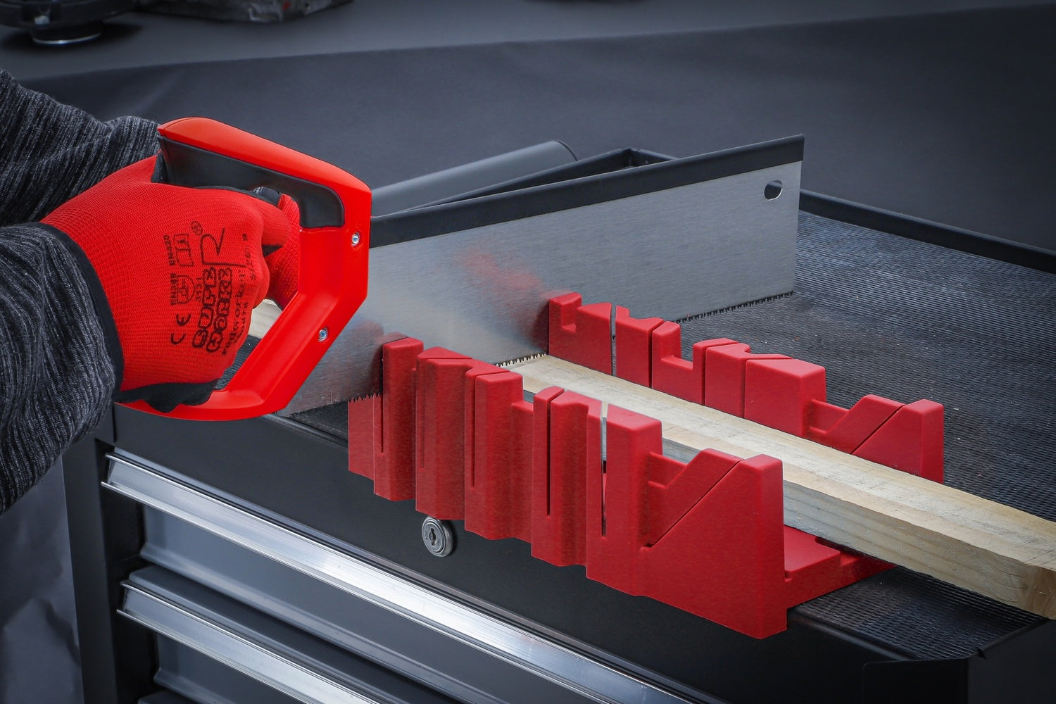 BGS DIY 50845 Gehrungslade aus Kunststoff 300 x 130 x 80mm mit Rückensäge