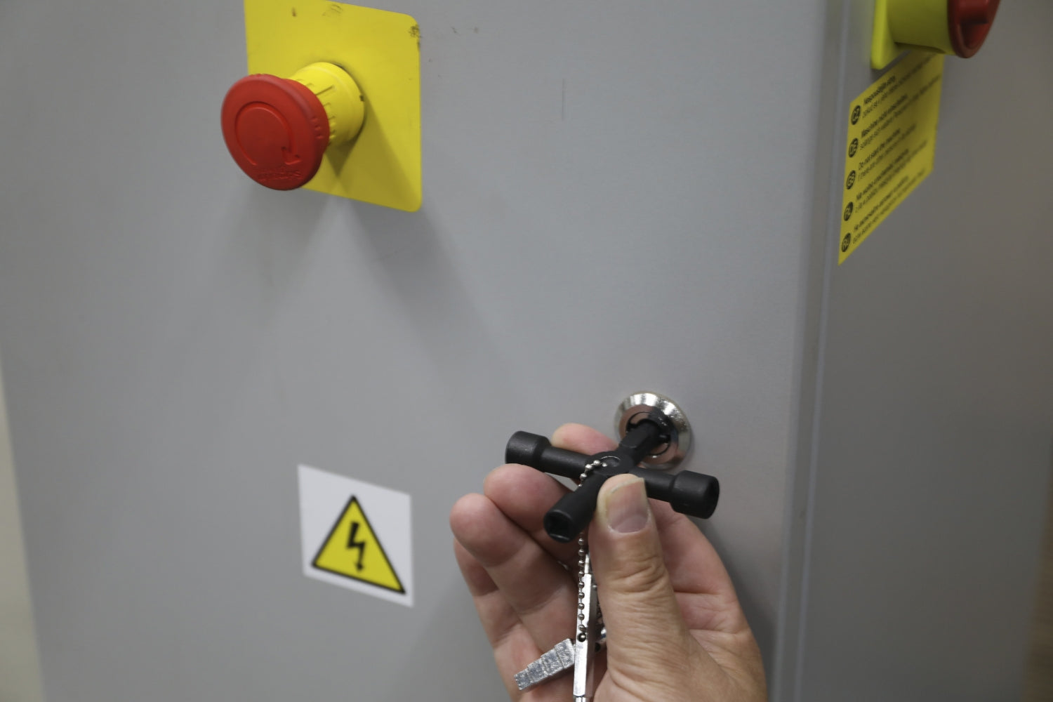 BGS DIY 9805 Universal Schlüssel für Schaltschränke Schaltanlagen