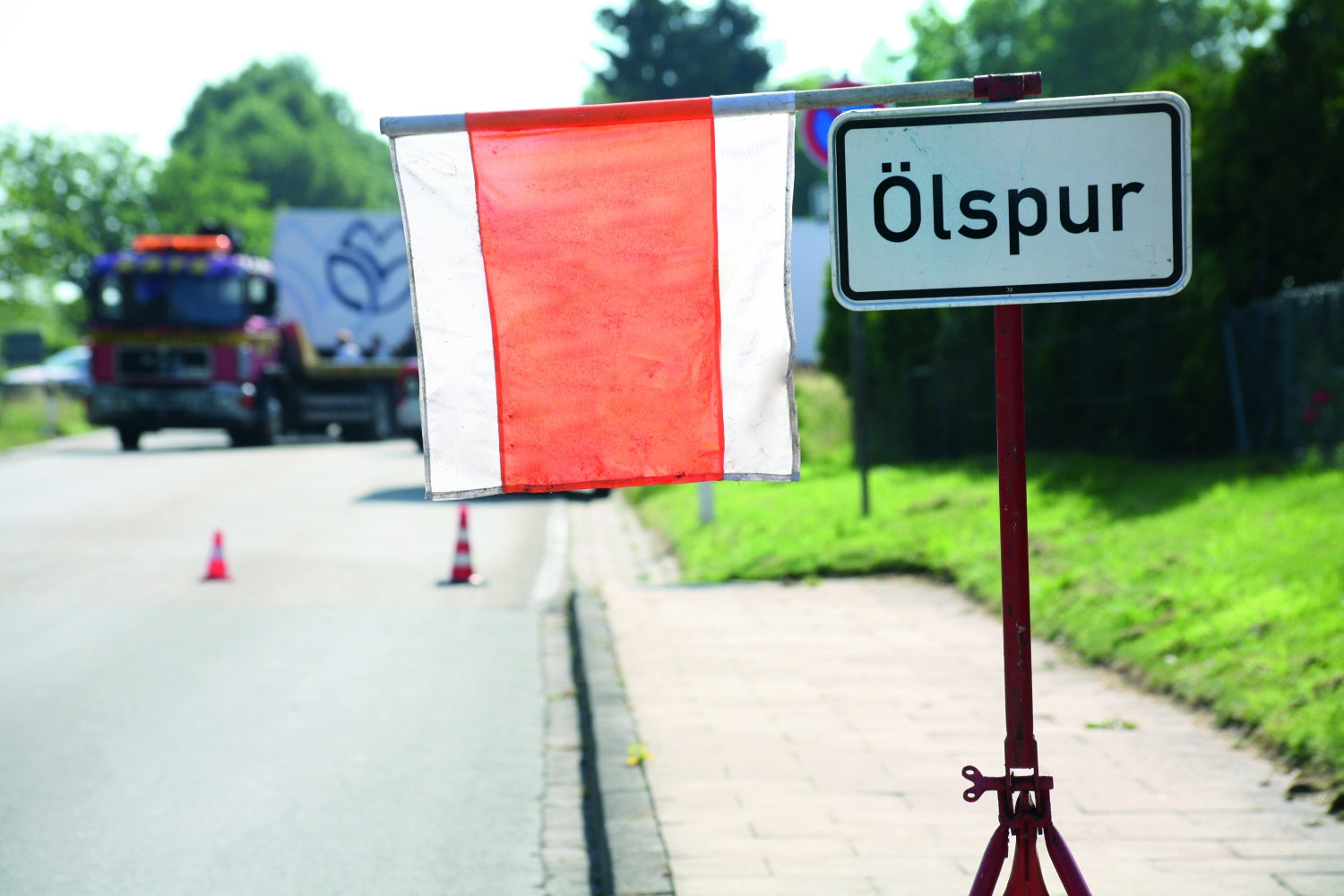 FLUID 90012 Warnfahne aus Polyester tagesleuchtend Weiß / Leuchtorange/ Weiß 750 x 750mm mit Holzstiel