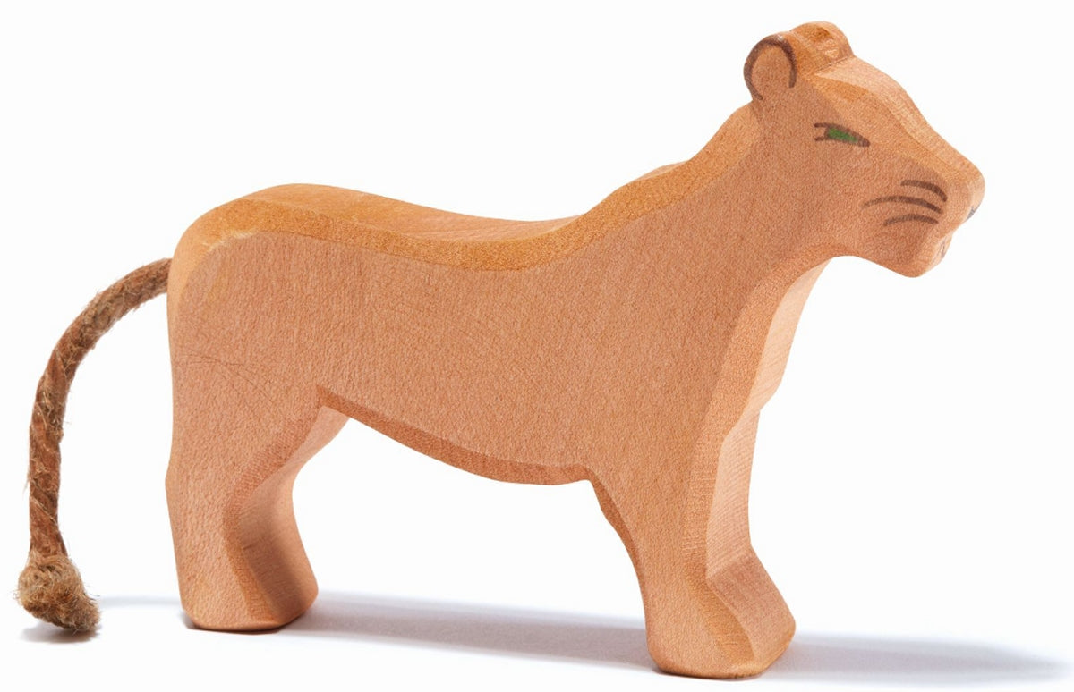 OSTHEIMER 20002 Löwin aus Holz Höhe 11cm Tiere aus aller Welt Raubkatze